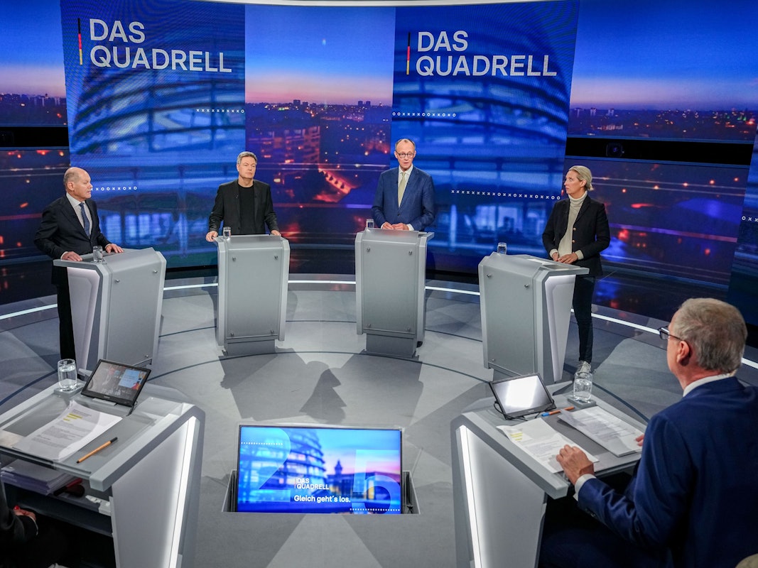 Kanzler Olaf Scholz (SPD), Vizekanzler Robert Habeck (Grüne), Friedrich Merz (CDU) und Alice Weidel nehmen am „Quadrell“ der TV Diskussion zum Bundestagswahlkampf im Studio teil.