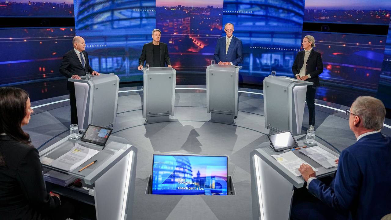 Kanzler Olaf Scholz (SPD), Vizekanzler Robert Habeck (Grüne), Friedrich Merz (CDU) und Alice Weidel nehmen am „Quadrell“ der TV Diskussion zum Bundestagswahlkampf im Studio teil.