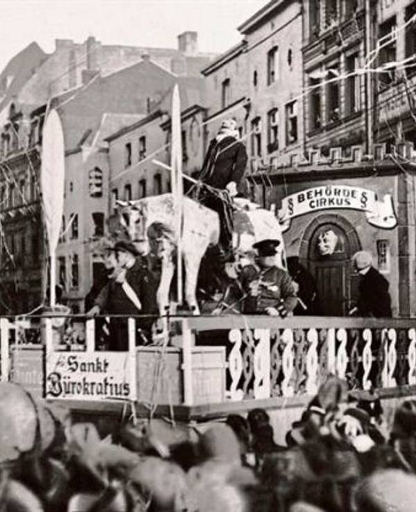 Historische Aufnahme des Rosenmontagszugs in Köln.