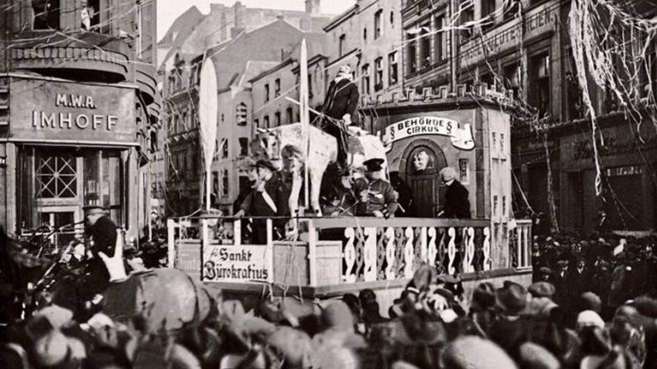 Historische Aufnahme des Rosenmontagszugs in Köln.