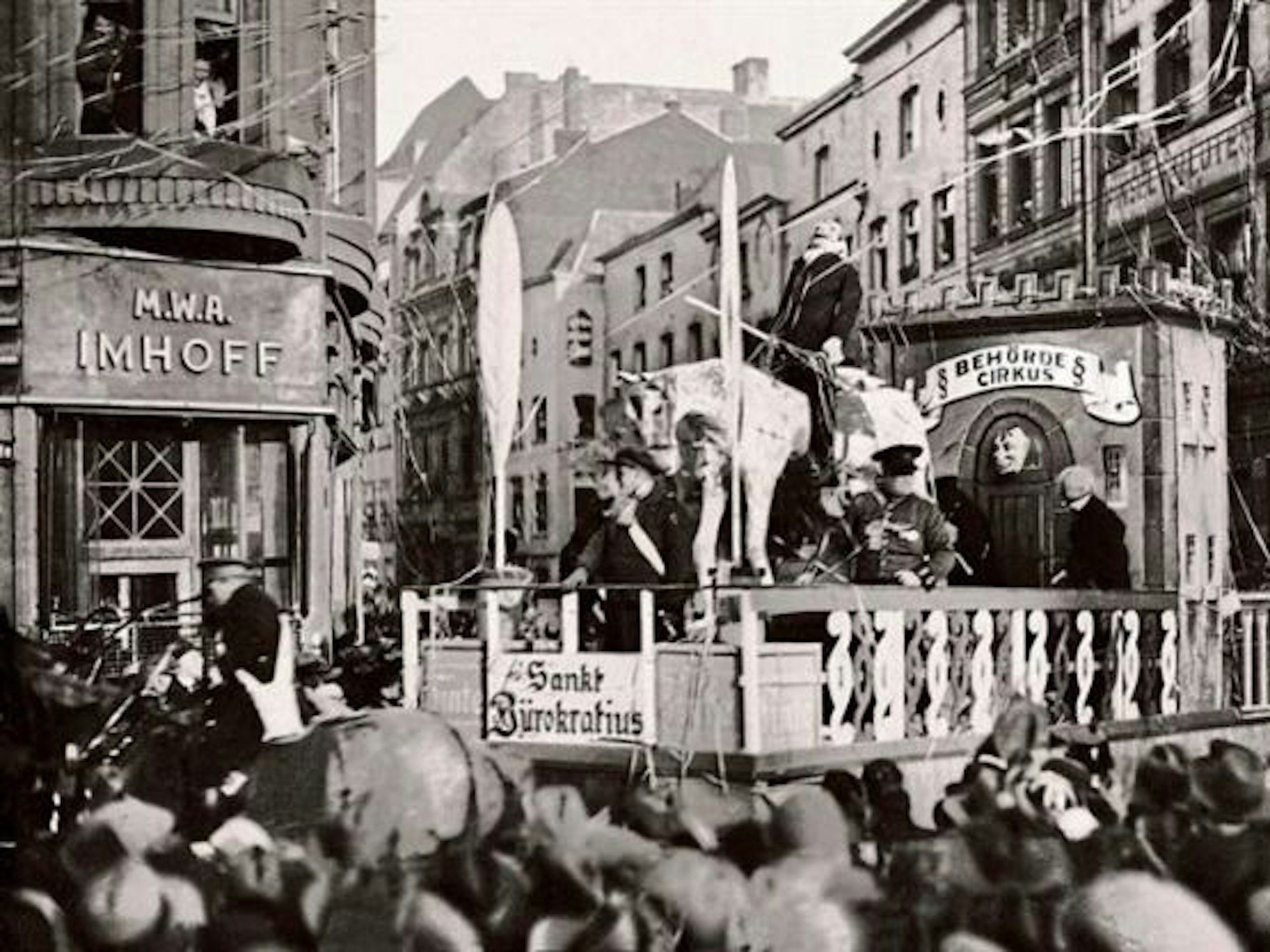 Historische Aufnahme des Rosenmontagszugs in Köln.