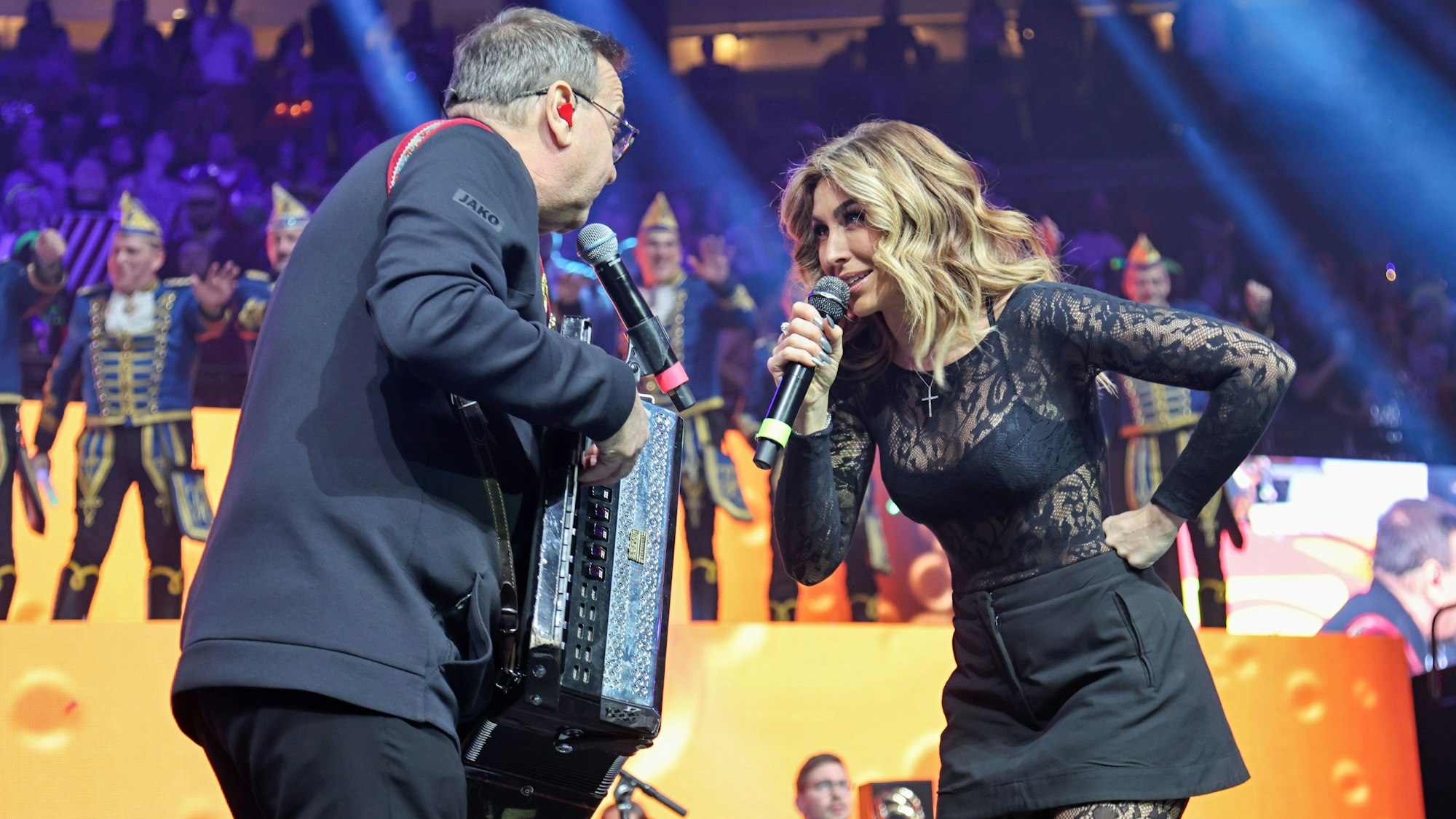 Linda Teodosiu singt mit Kurt Feller auf der Bühne.