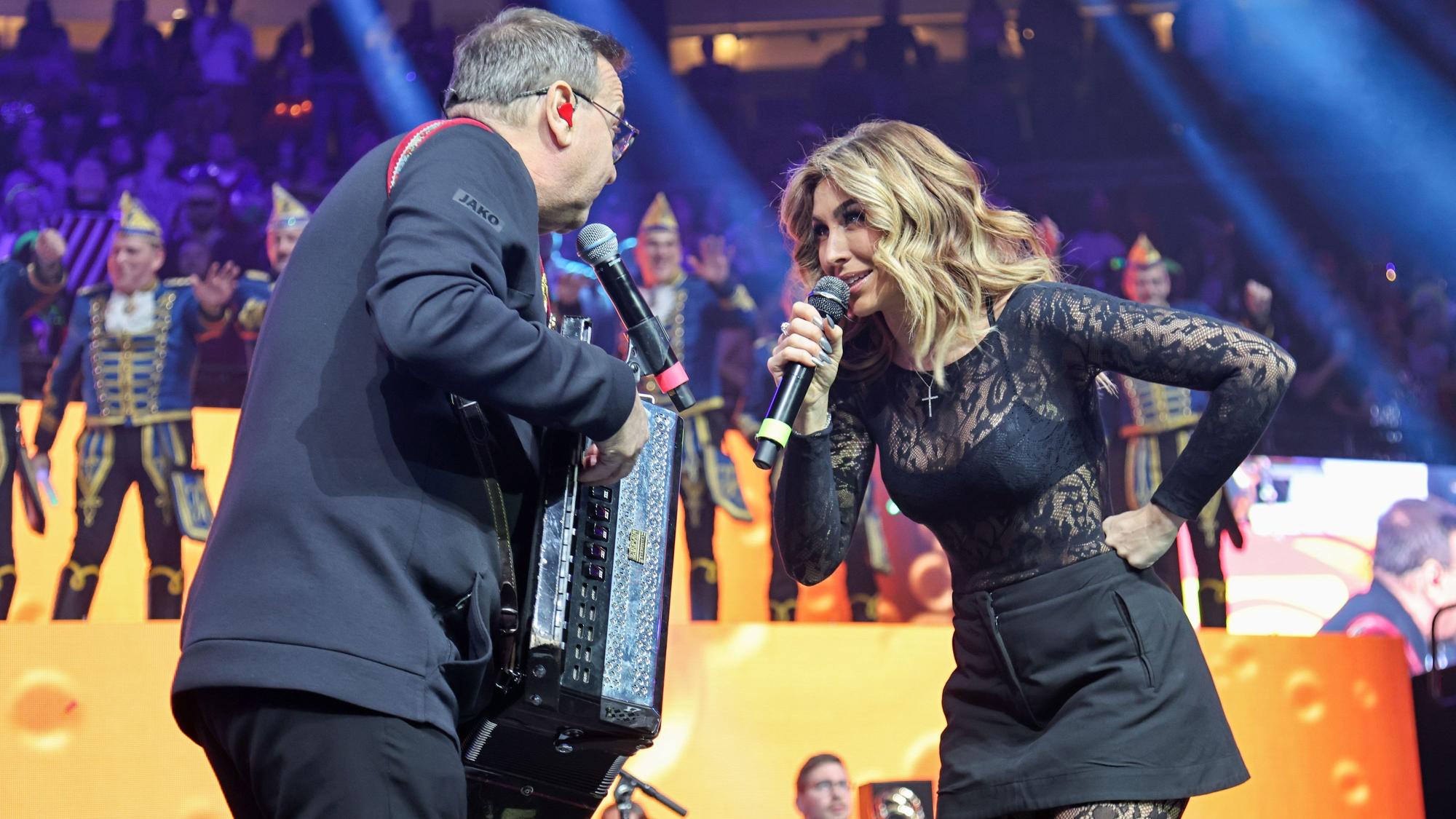 Linda Teodosiu singt mit Kurt Feller auf der Bühne.
