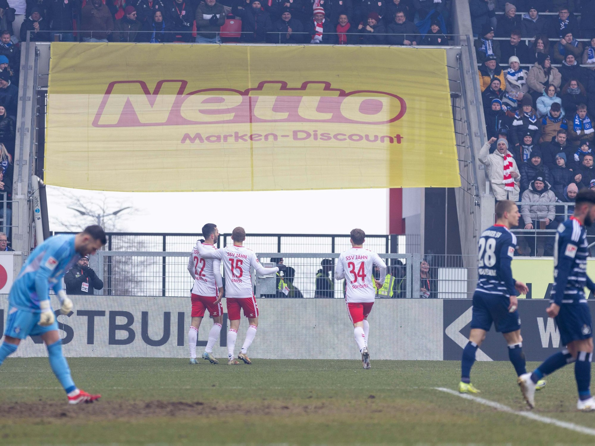 Sargis Adamyan jubelt mit seinen Teamkollegen.