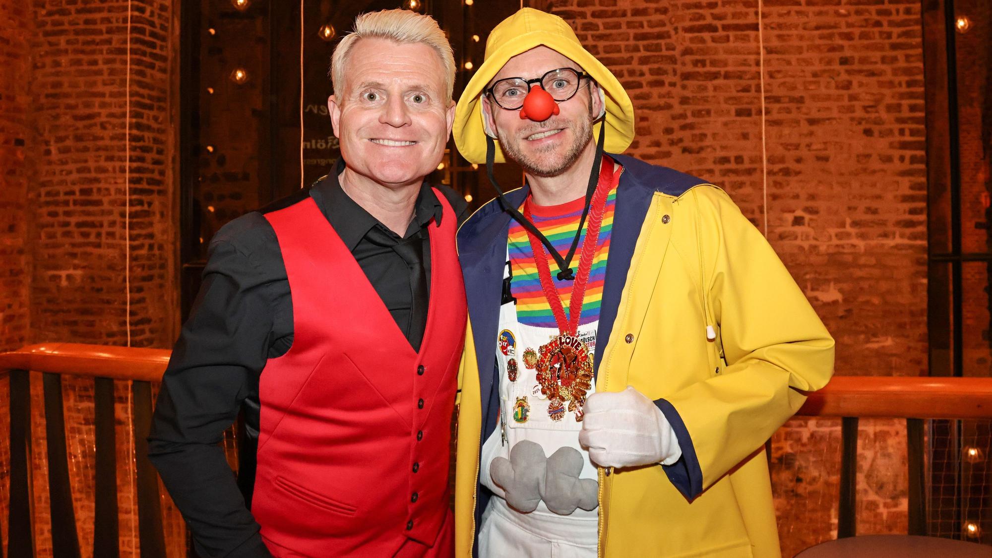 Guido Cantz und Björn Wassong stehen im Foyer.