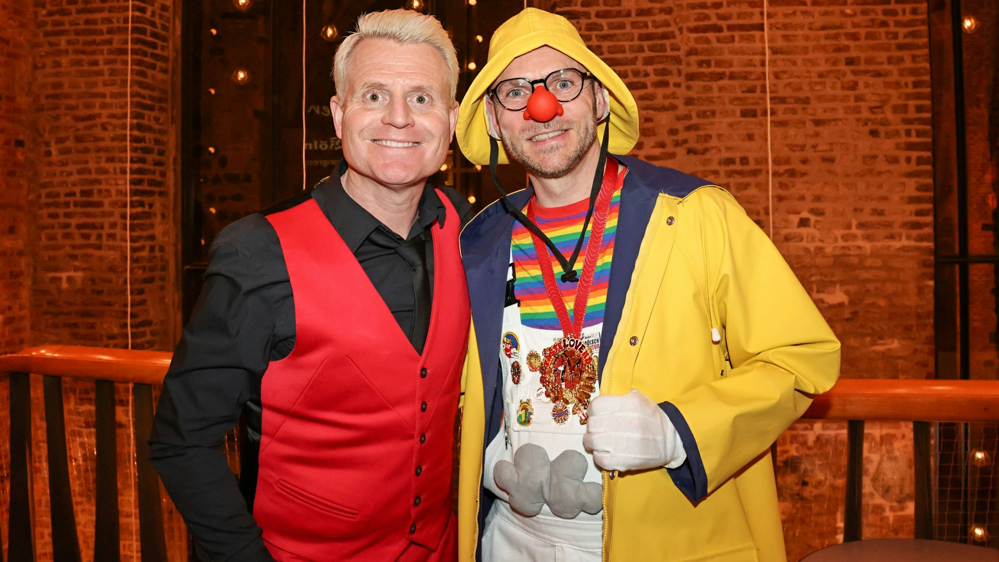Guido Cantz und Björn Wassong stehen im Foyer.
