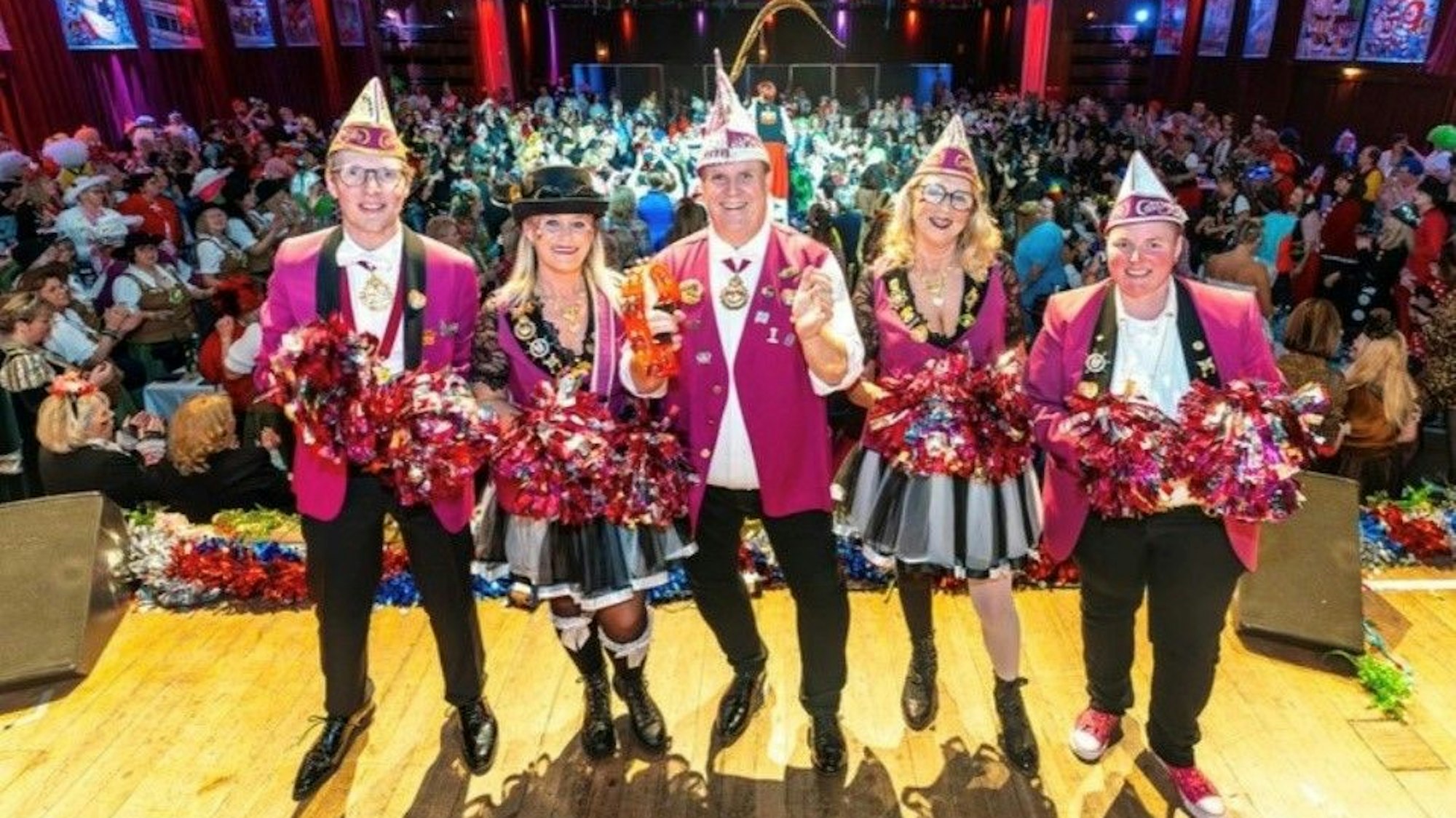 Die Kölsche Narren Gilde auf der Bühne.