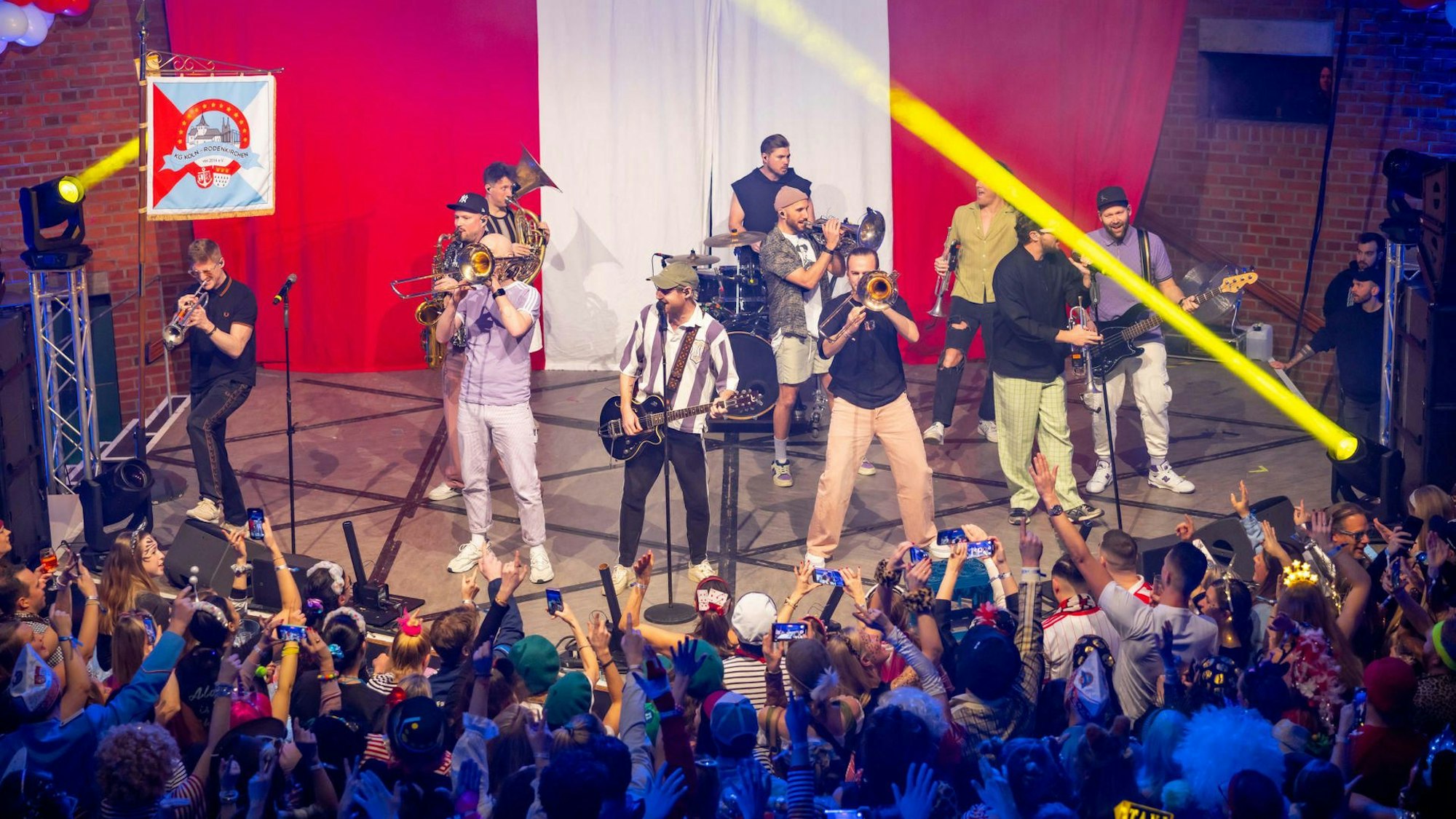 Die Gruppe Querbeat beim Auftritt auf der Bühne.