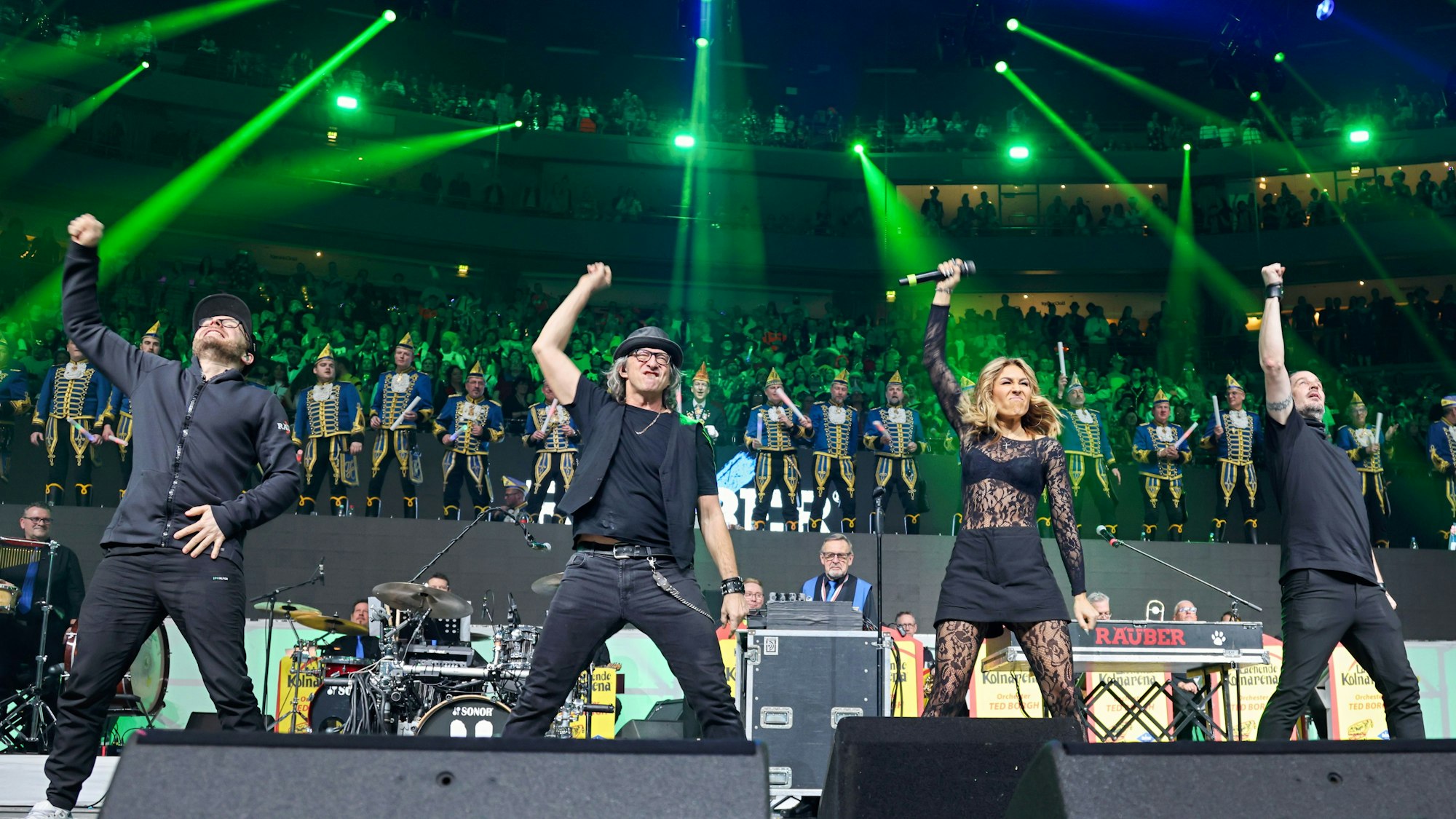 Linda Teodosiu tanzt mit den Räubern auf der Bühne.