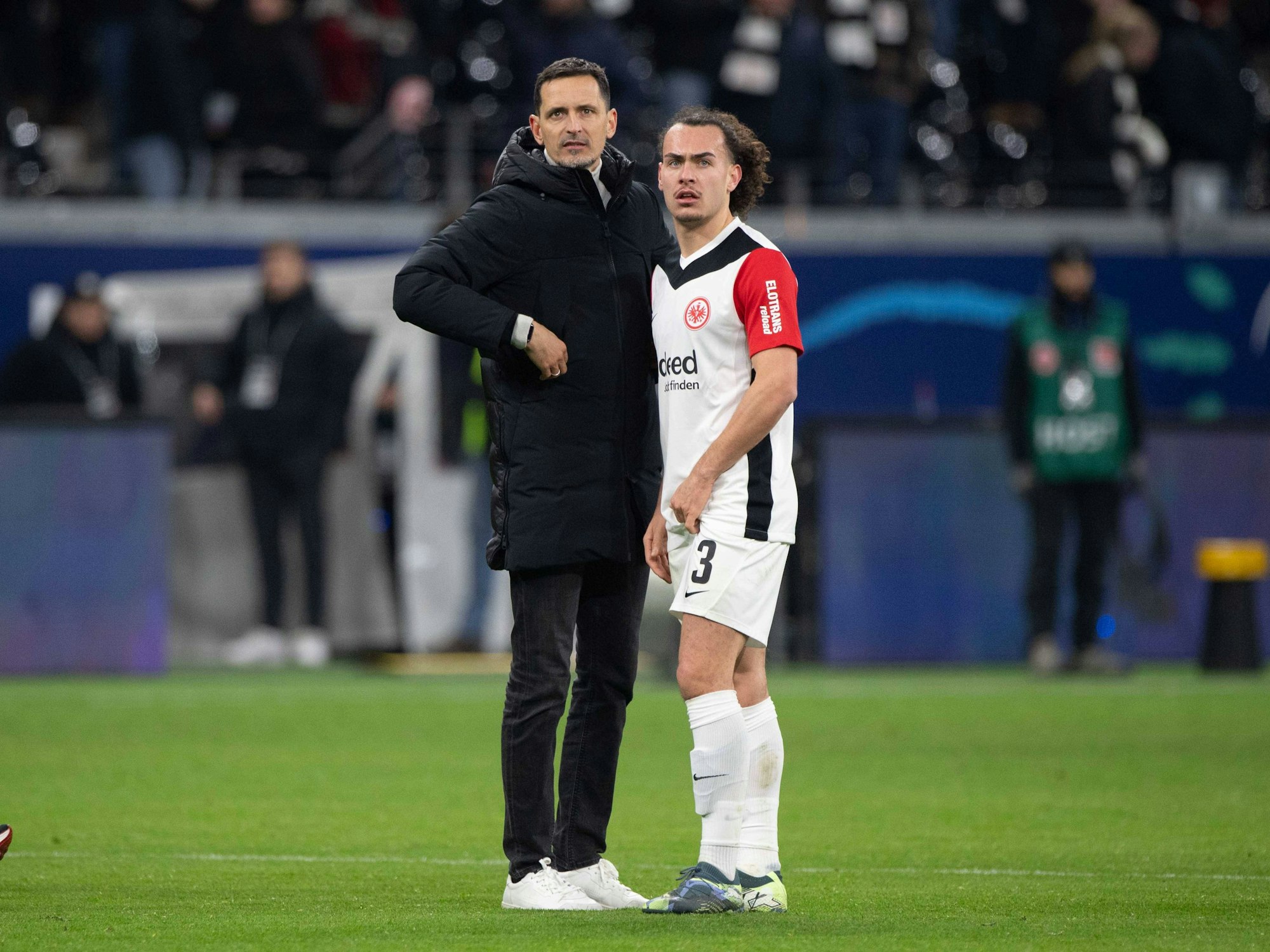 Dino Topmöller und Arthur Theate schaue in Richtung Tribüne.