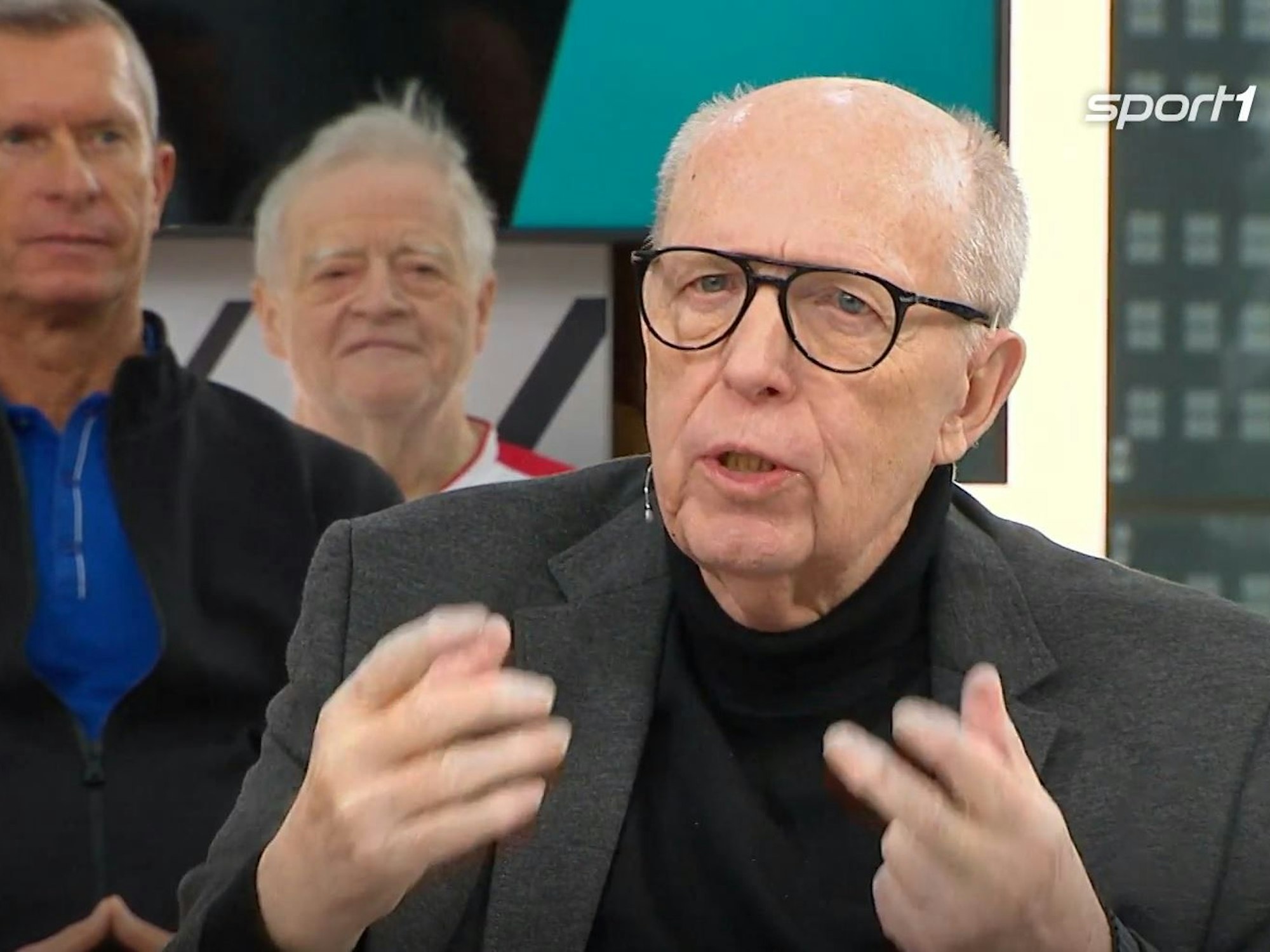 Reiner Calmund gestikuliert.