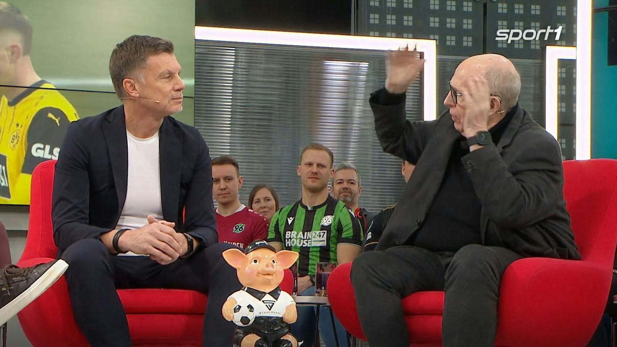 Reiner Calmund diskutiert mit Thomas Helmer.