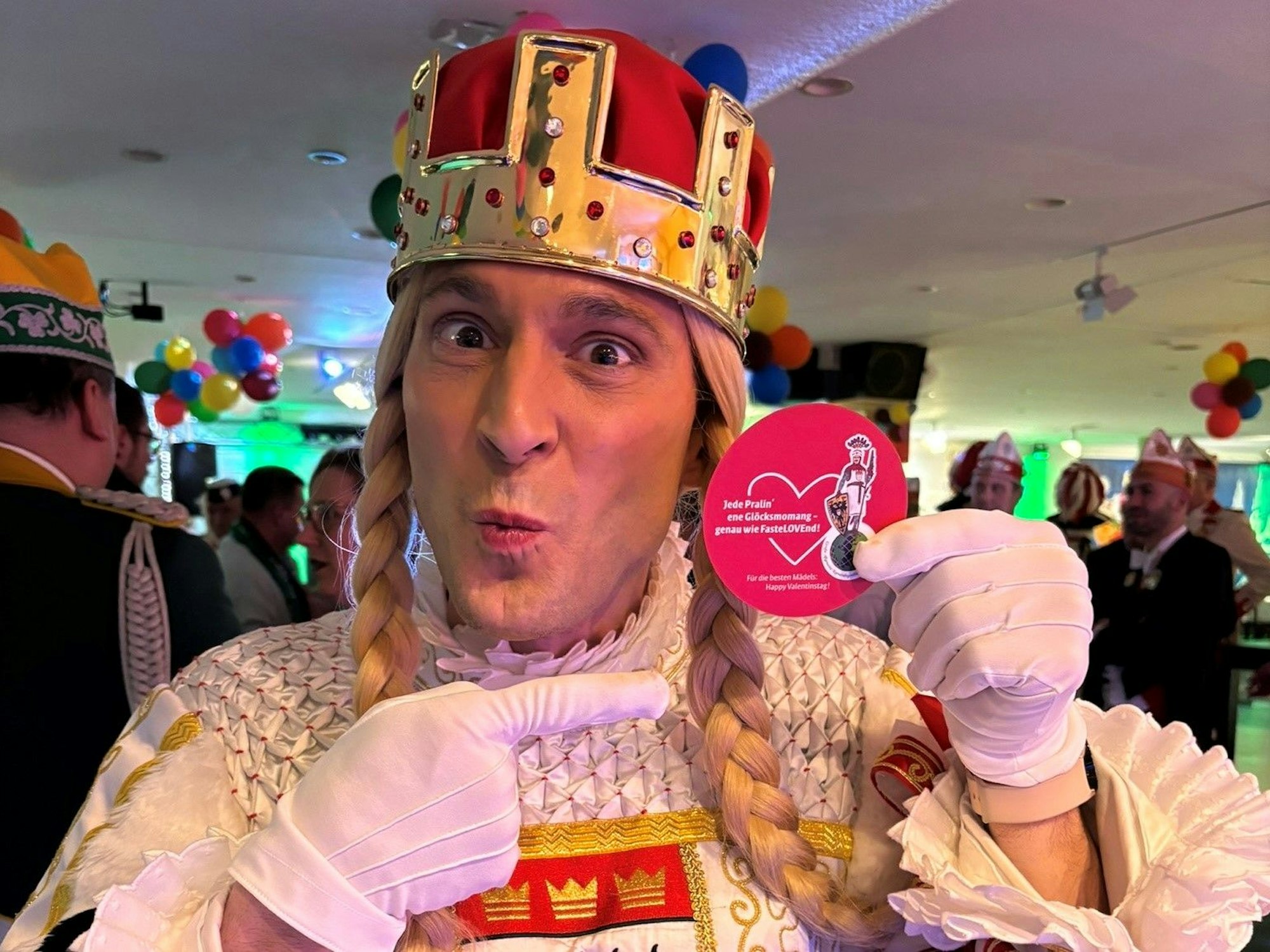 Jungfrau Marlis zeigt ein Herz.