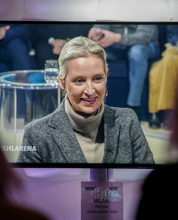 Alice Weidel, Fraktionsvorsitzende der AfD, ist auf einem Bildschirm während der Sendung ARD "Wahlarena" zu sehen.