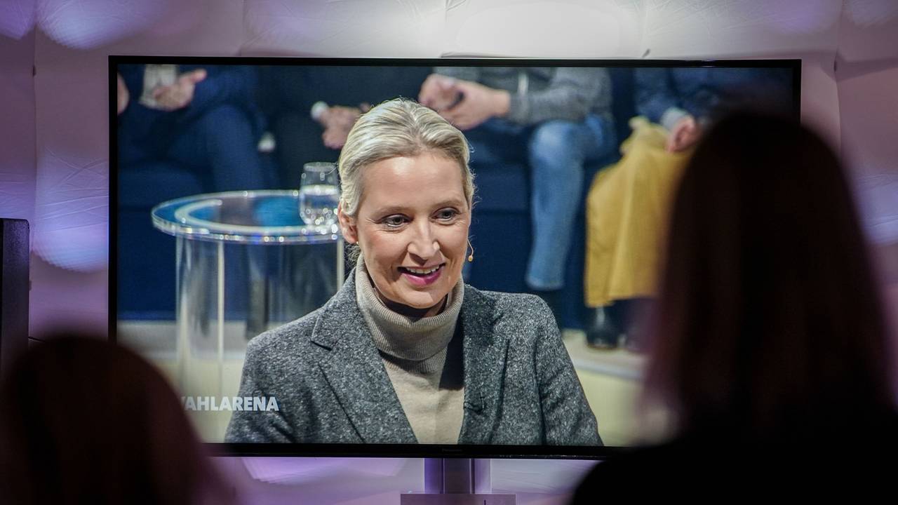 Alice Weidel, Fraktionsvorsitzende der AfD, ist auf einem Bildschirm während der Sendung ARD "Wahlarena" zu sehen.