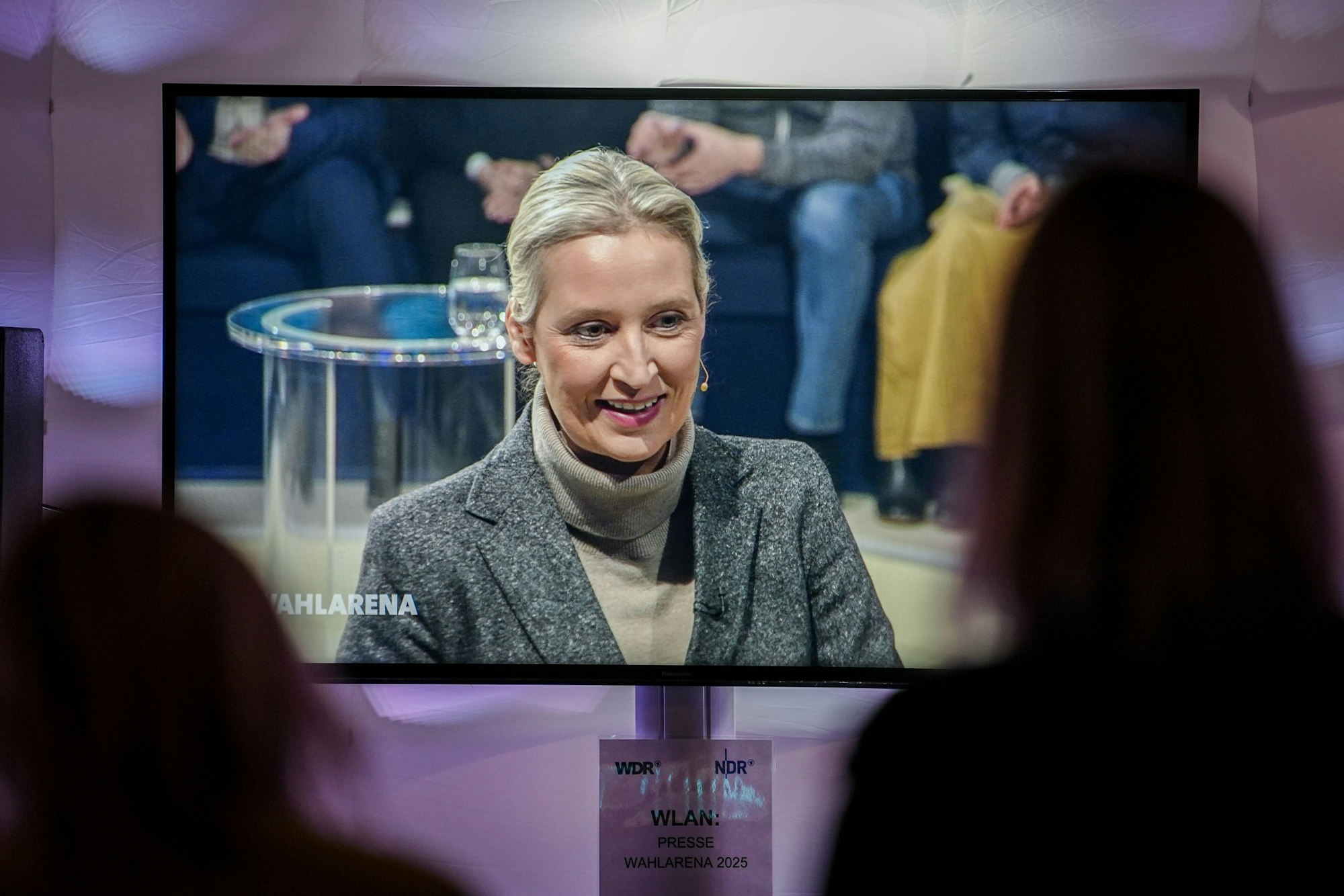 Alice Weidel, Fraktionsvorsitzende der AfD, ist auf einem Bildschirm während der Sendung ARD "Wahlarena" zu sehen.