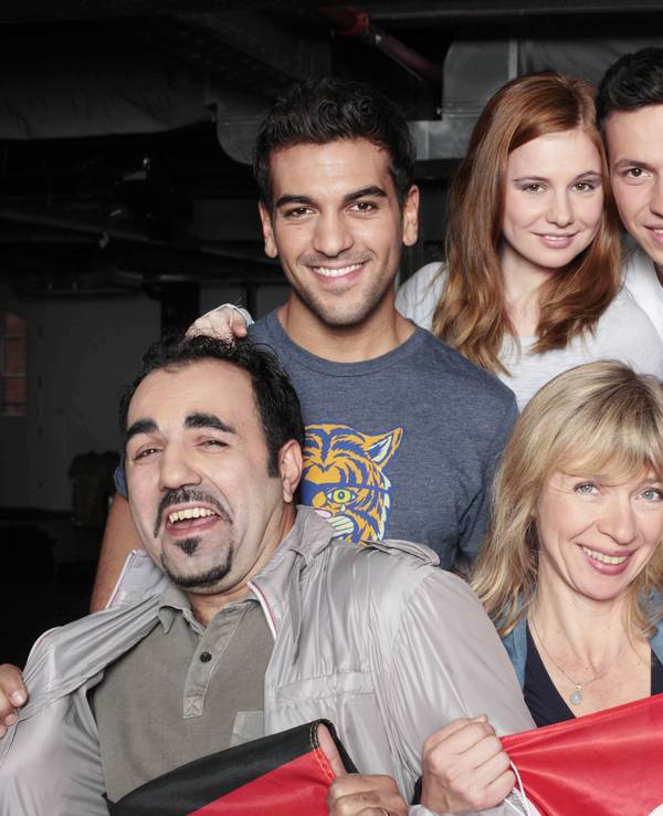 Zu sehen sind die Schauspieler Elyas M Barek, Josefine Preuß, Arnel Taci, Pegah Feridoni, Adnan Maral und Anna Stieblich im Jahr 2008, während eines Pressetermins zur ARD-Serie „Türkisch für Anfänger “in Hamburg.