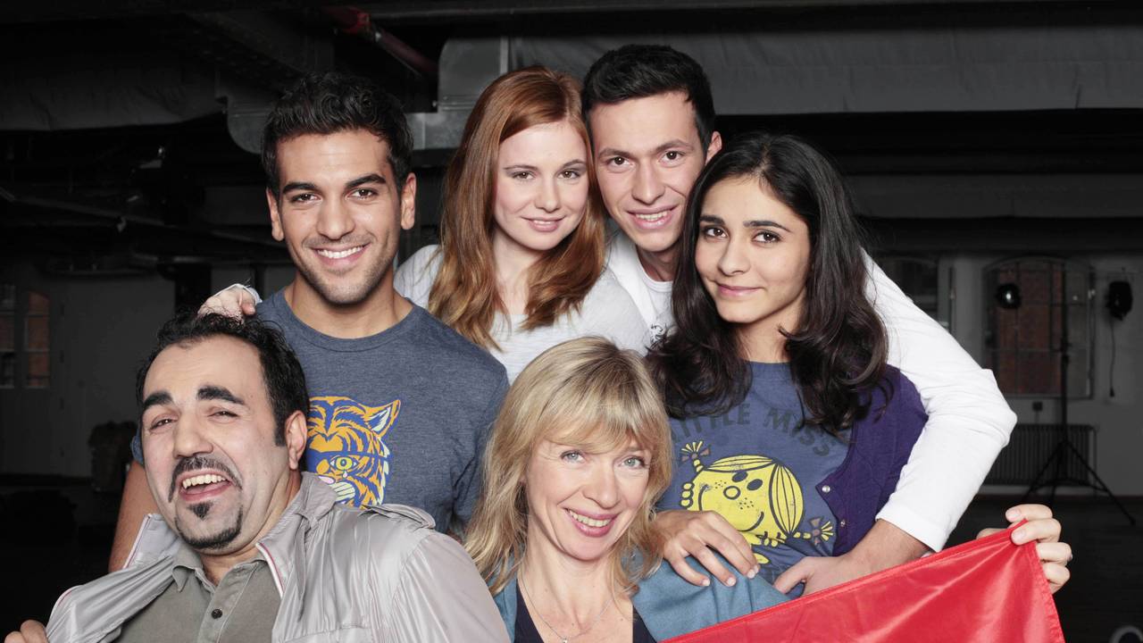 Zu sehen sind die Schauspieler Elyas M Barek, Josefine Preuß, Arnel Taci, Pegah Feridoni, Adnan Maral und Anna Stieblich im Jahr 2008, während eines Pressetermins zur ARD-Serie „Türkisch für Anfänger “in Hamburg.