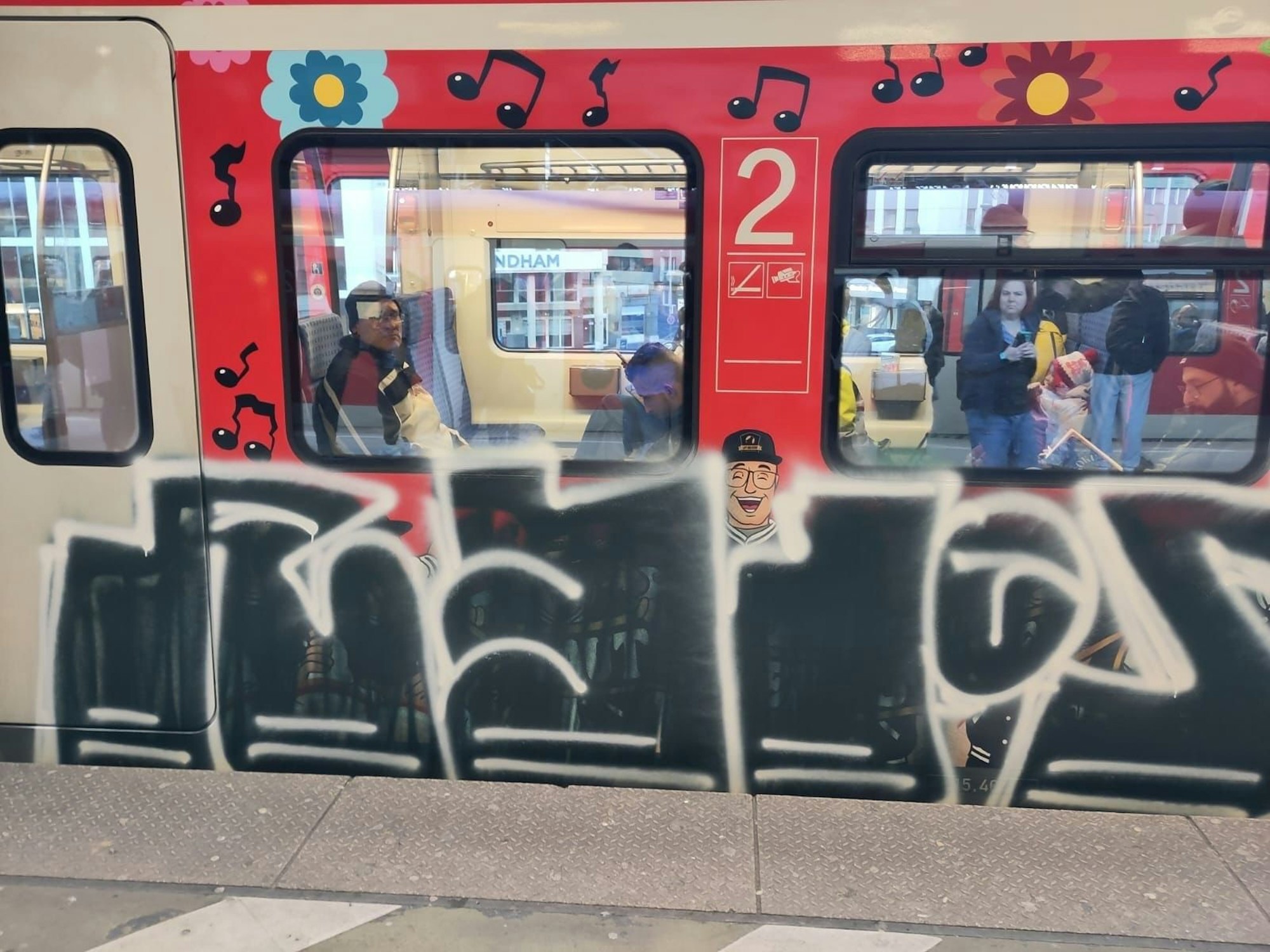 Die Kölner S-Bahn mit Graffiti.