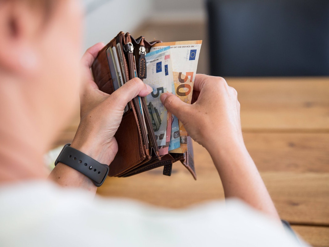 Die Rente steigt im Jahr 2025 an, aber so kommt es auch dazu, dass viel mehr Rentner das erste Mal Steuern bezahlen werden.