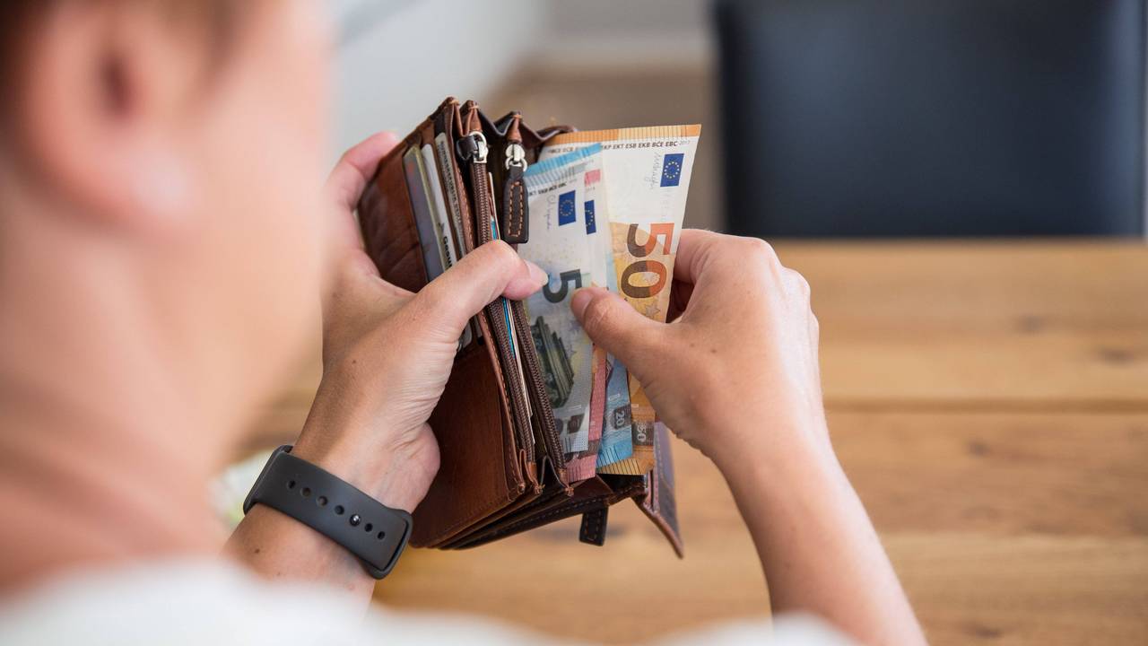Die Rente steigt im Jahr 2025 an, aber so kommt es auch dazu, dass viel mehr Rentner das erste Mal Steuern bezahlen werden.