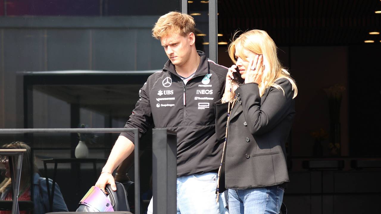 Corinna Schumacher telefoniert, ihr Sohn Mick steht neben ihr.