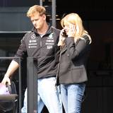 Corinna Schumacher telefoniert, ihr Sohn Mick steht neben ihr.