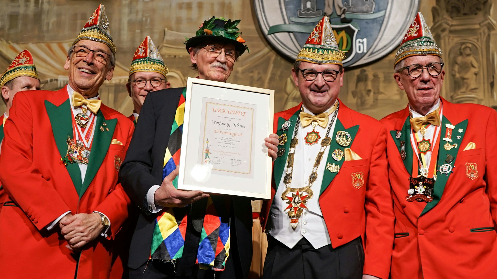 Wolfgang Oelsner erhielt eine Urkunde von Udo Marx.