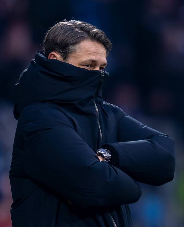Niko Kovac versunken hinter seiner bis über die Nasenspitze gezogenen Winterjacke.