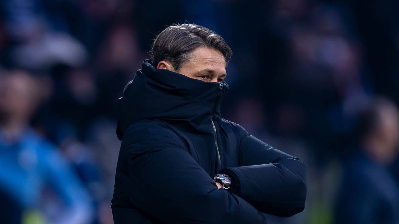 Niko Kovac versunken hinter seiner bis über die Nasenspitze gezogenen Winterjacke.