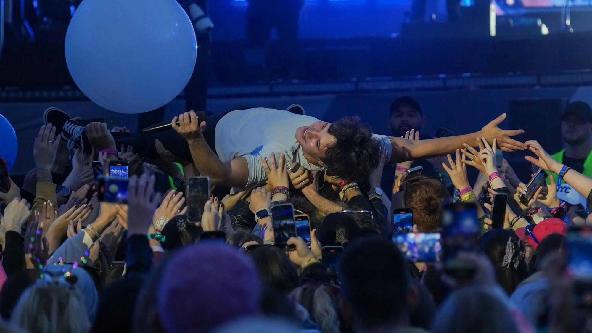 Fans tragen Wincent Weiss beim Konzert auf Händen.