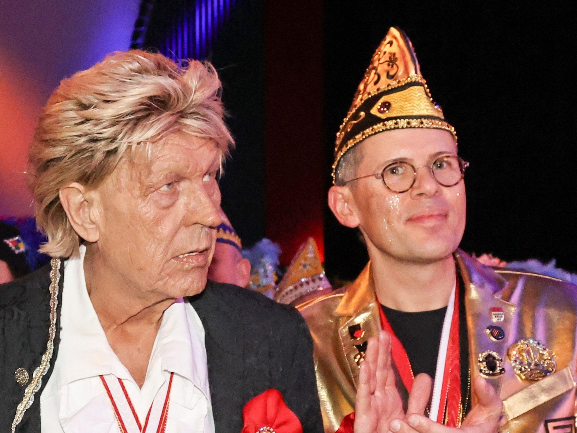 Günter Pütz feiert in einem Saal Karneval.