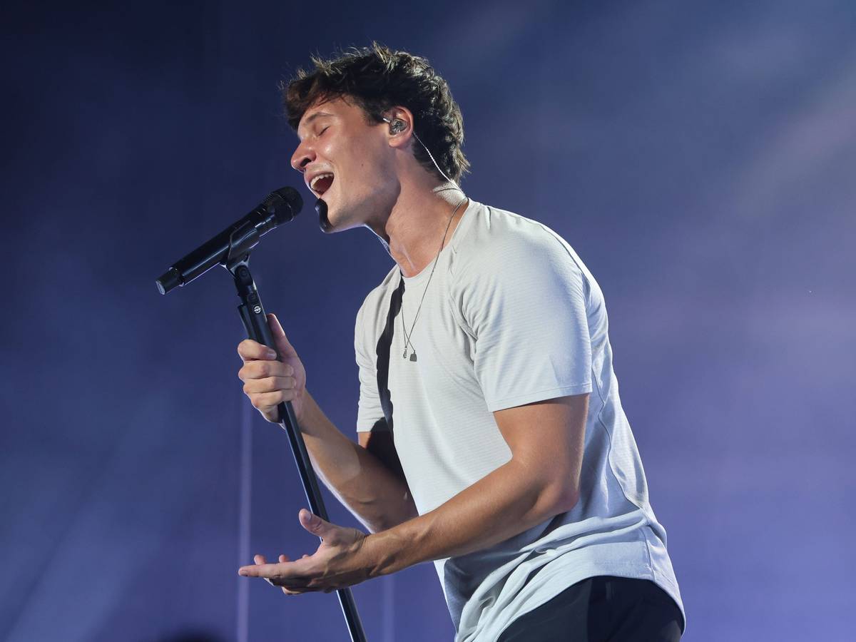 Wincent Weiss singt in ein Mikro.
