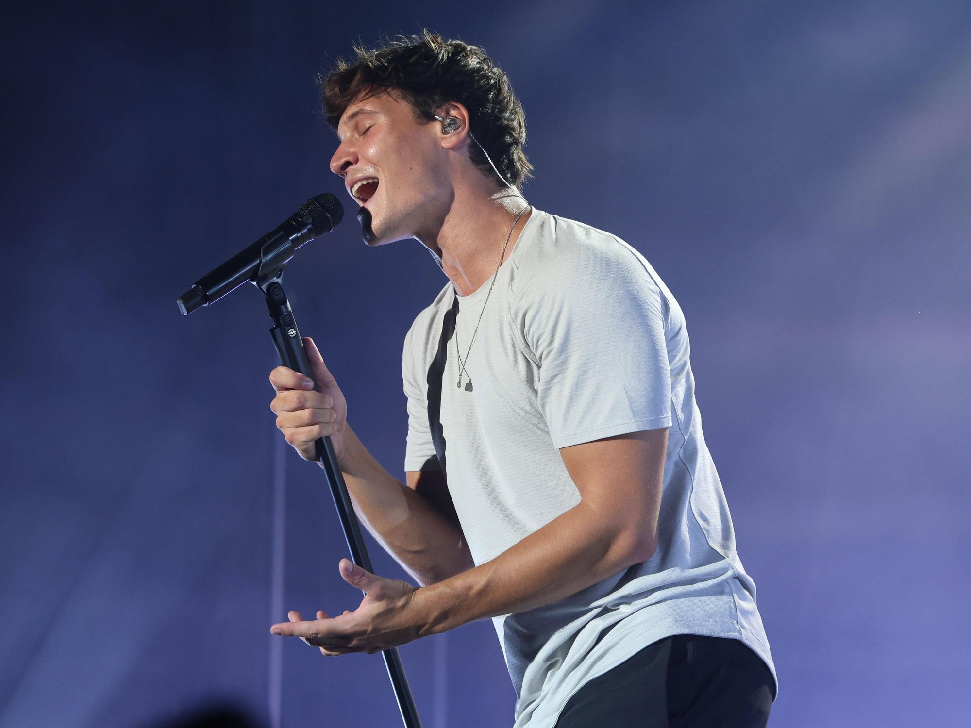 Wincent Weiss singt beim Festival auf der Bühne.
