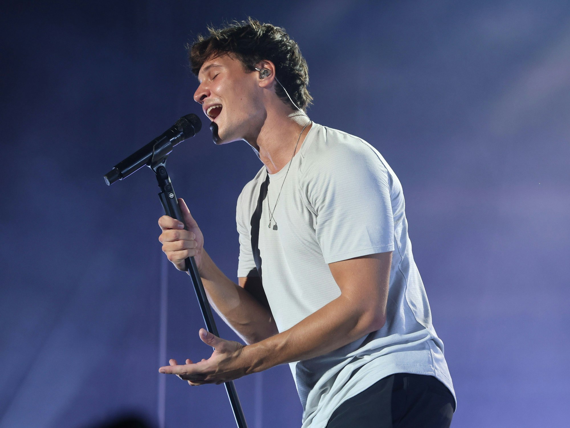 Wincent Weiss singt beim Festival auf der Bühne.