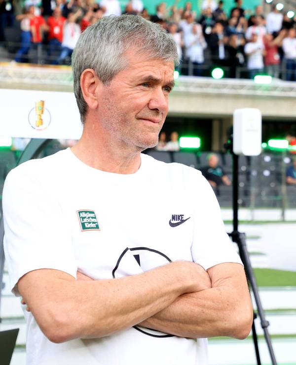 Cheftrainer Friedhelm Funkel am Spielfeldrand.