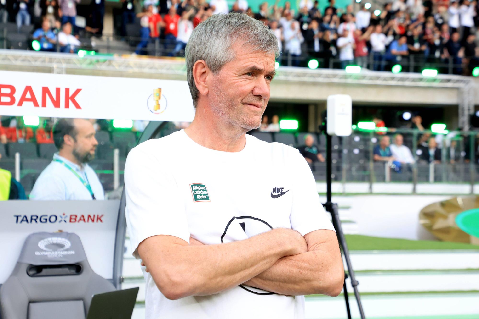 Cheftrainer Friedhelm Funkel am Spielfeldrand.