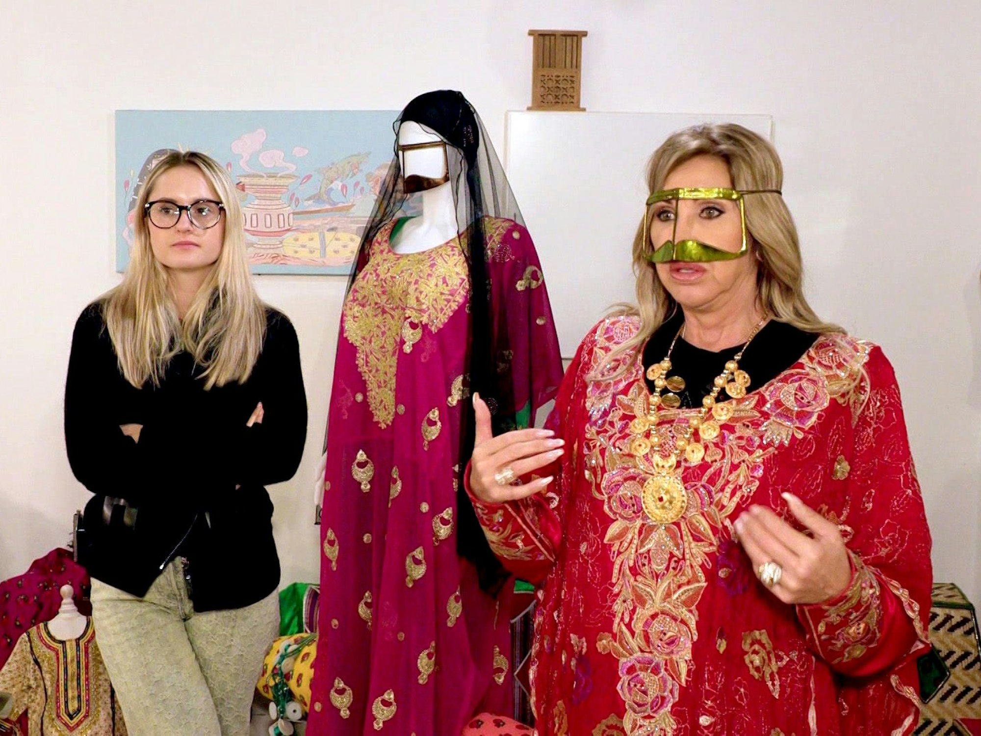 Zu sehen sind Davina und Carmen Geiss bei einer Anprobe von omanischen traditionellen Gewändern.