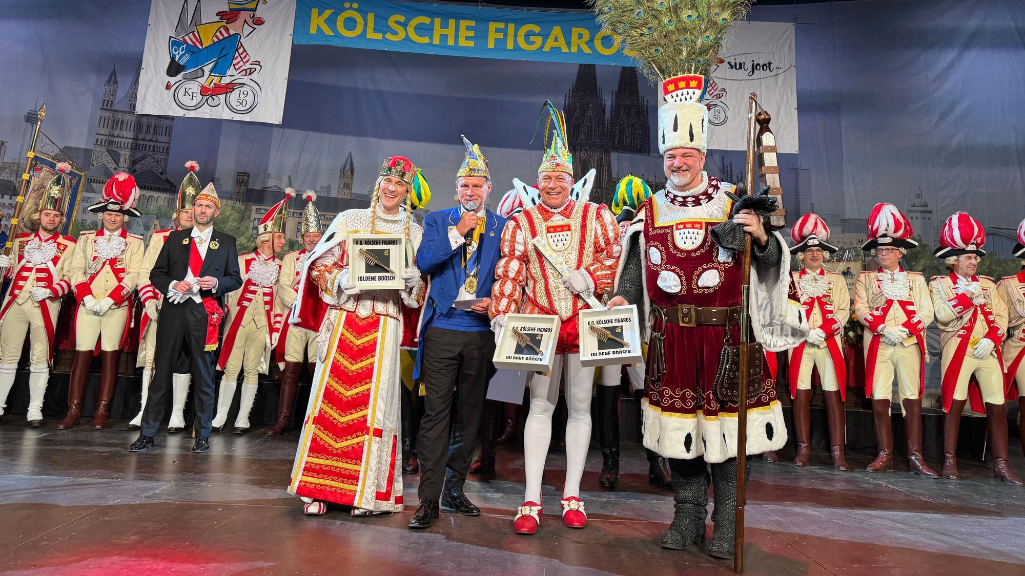 Das Kölner Dreigestirn mit Auszeichnung in der Hand.