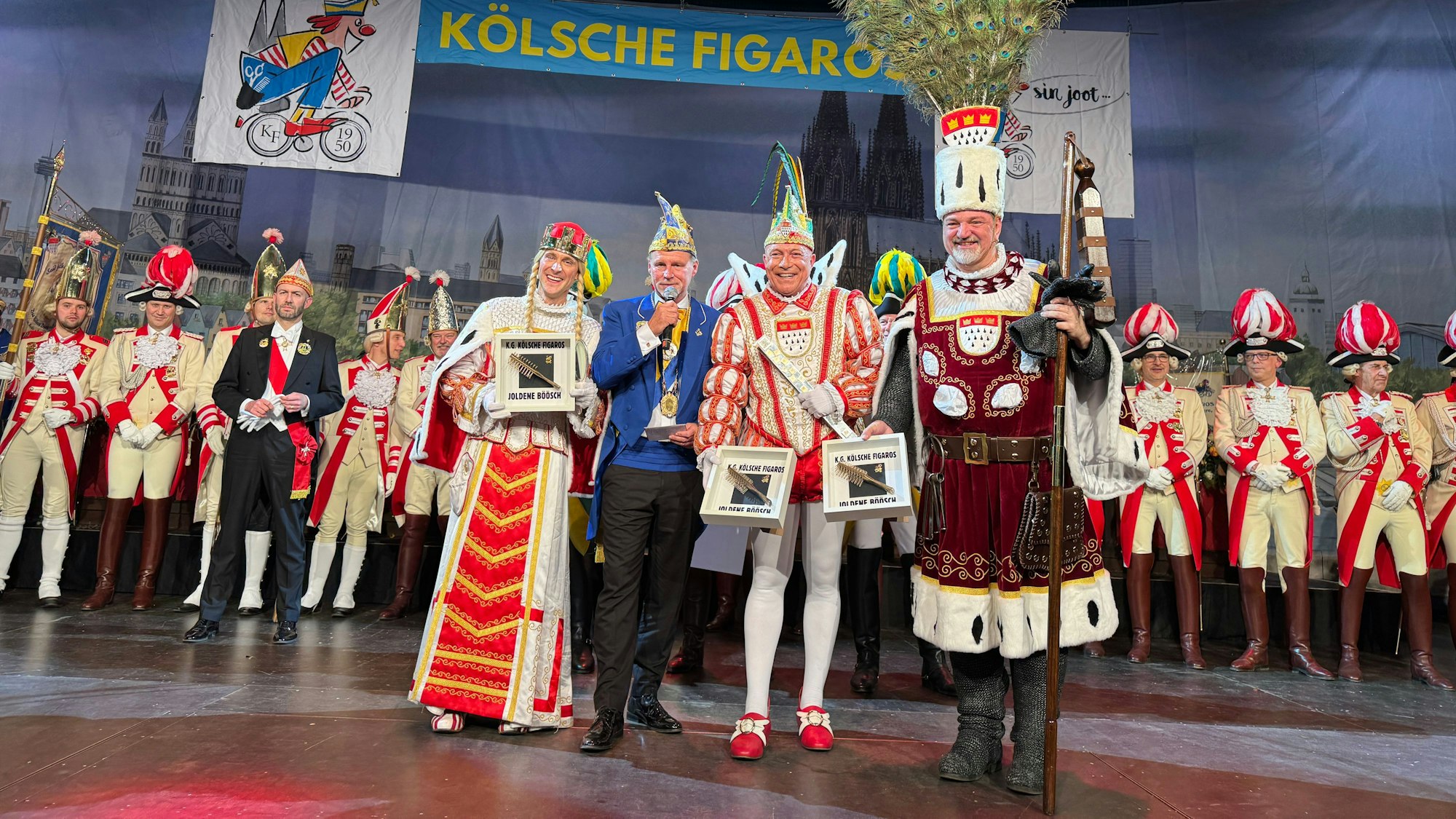 Das Kölner Dreigestirn mit Auszeichnung in der Hand.