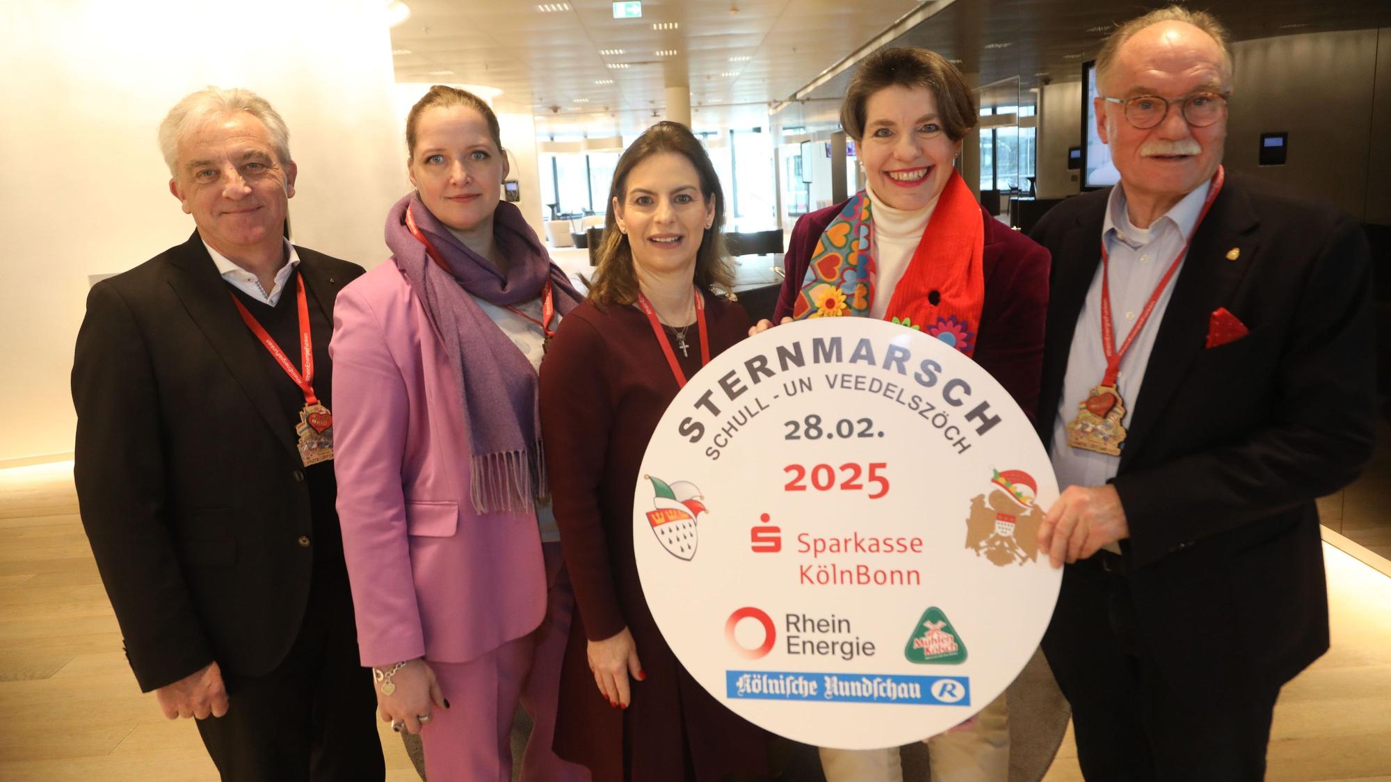 Bernhard Conin posiert mit den Sponsoren des Sternmarsches.