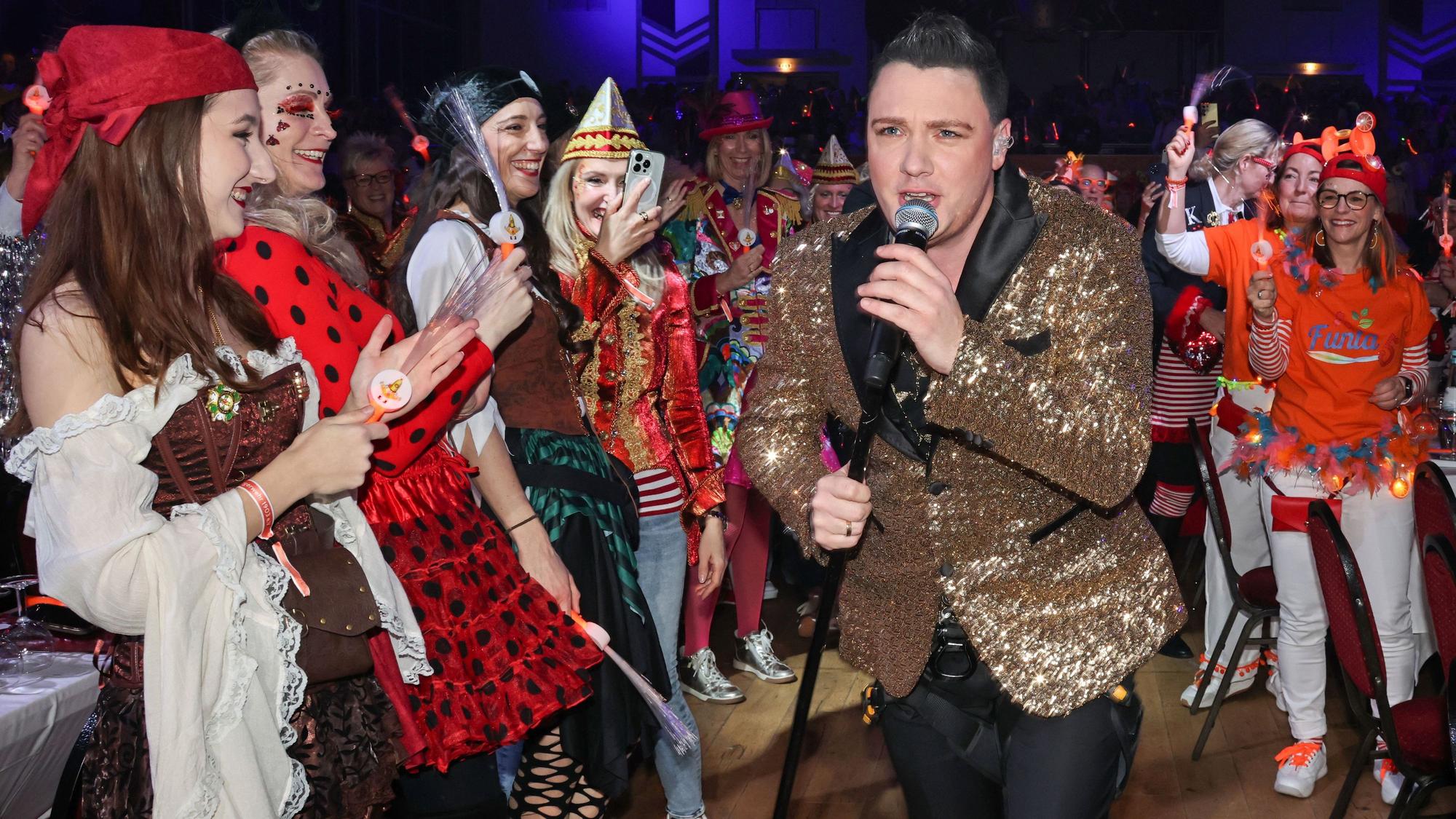 Michael Gerhold geht singend durch die Menge im Sartory.