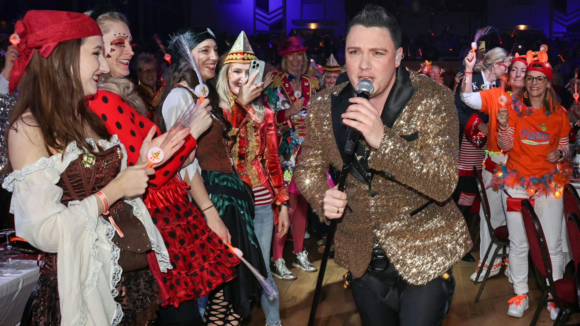 Michael Gerhold geht singend durch die Menge im Sartory.