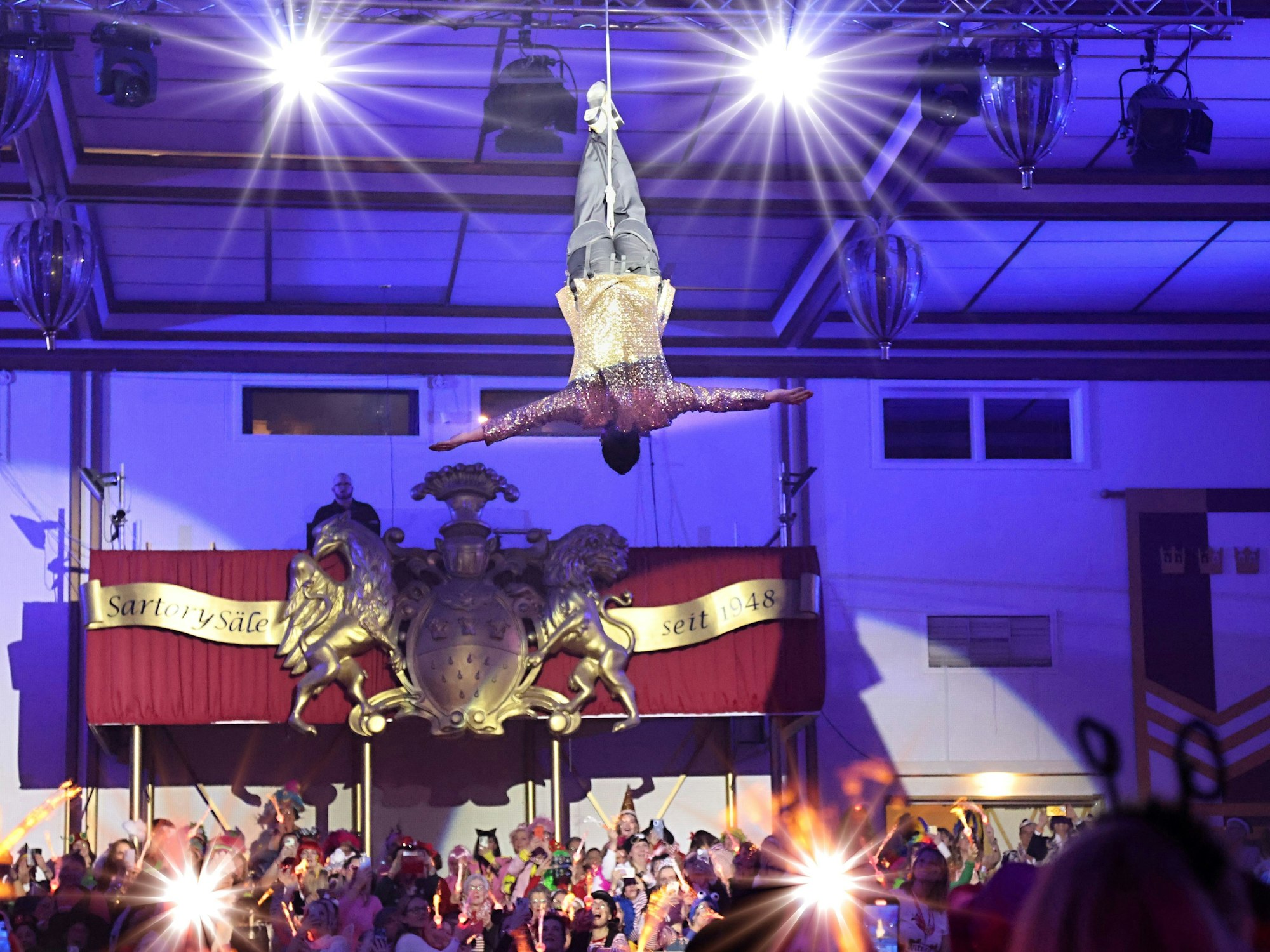 Michael Gerhold lässt sich kopfüber in die Menge abseilen.