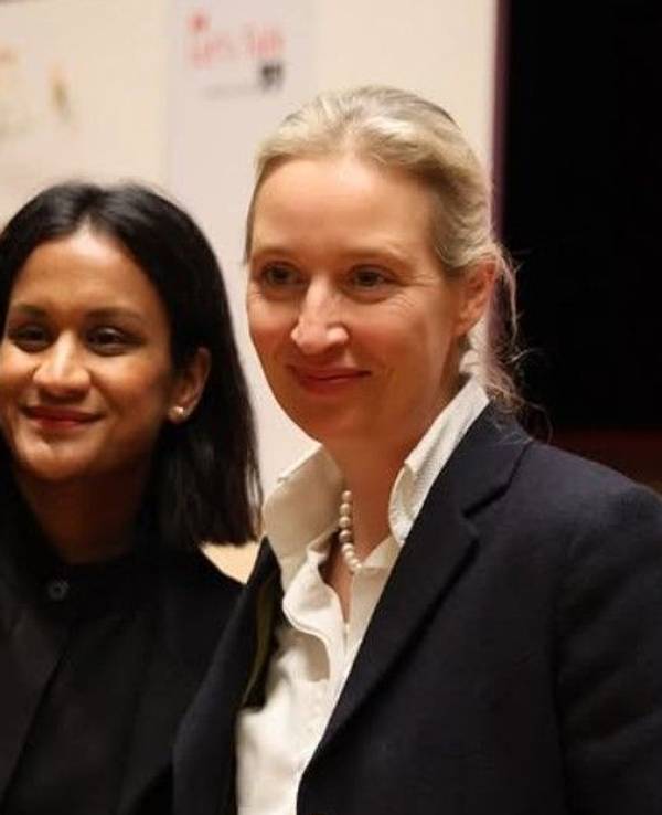 Zu sehen sind Kanzlerkandidatin Alice Weidel und ihre Ehefrau Sarah Bossard, welche von den Kameras abgelichtet werden.
