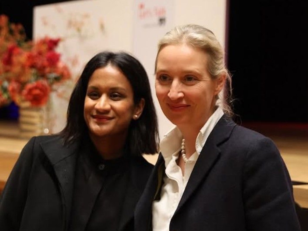 Zu sehen sind Kanzlerkandidatin Alice Weidel und ihre Ehefrau Sarah Bossard, welche von den Kameras abgelichtet werden.
