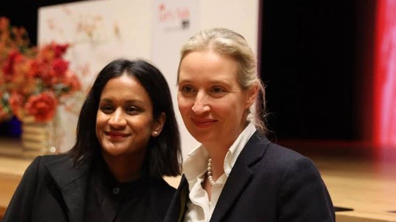 Zu sehen sind Kanzlerkandidatin Alice Weidel und ihre Ehefrau Sarah Bossard, welche von den Kameras abgelichtet werden.