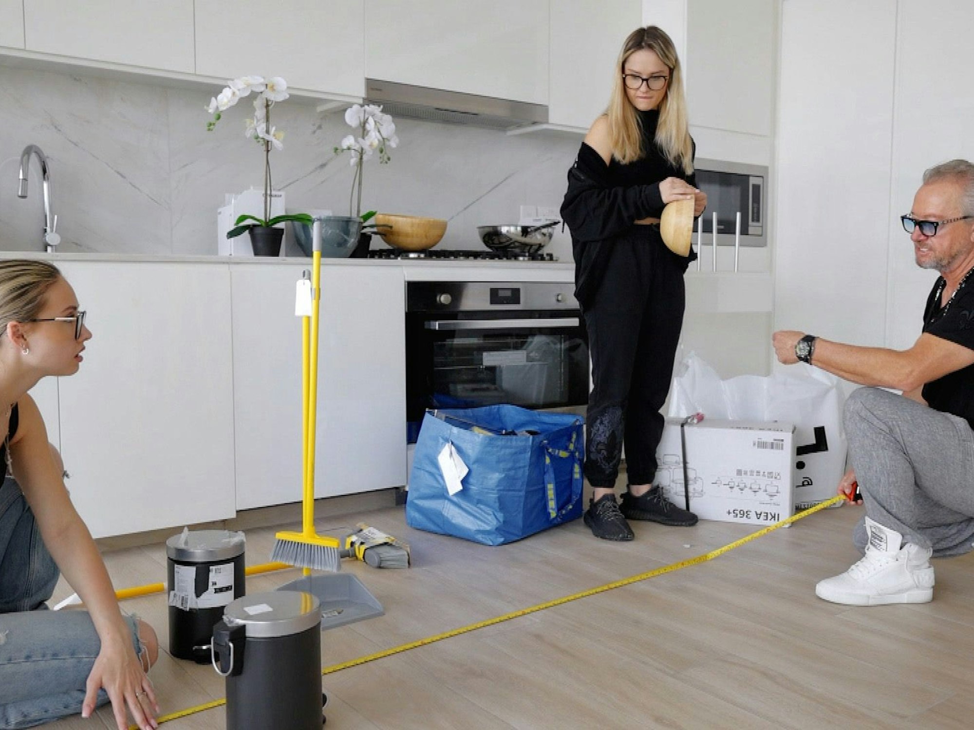 Zu sehen sind Shania, Davina und Robert Geiss, bei Renovierungsarbeiten in einer Küche.