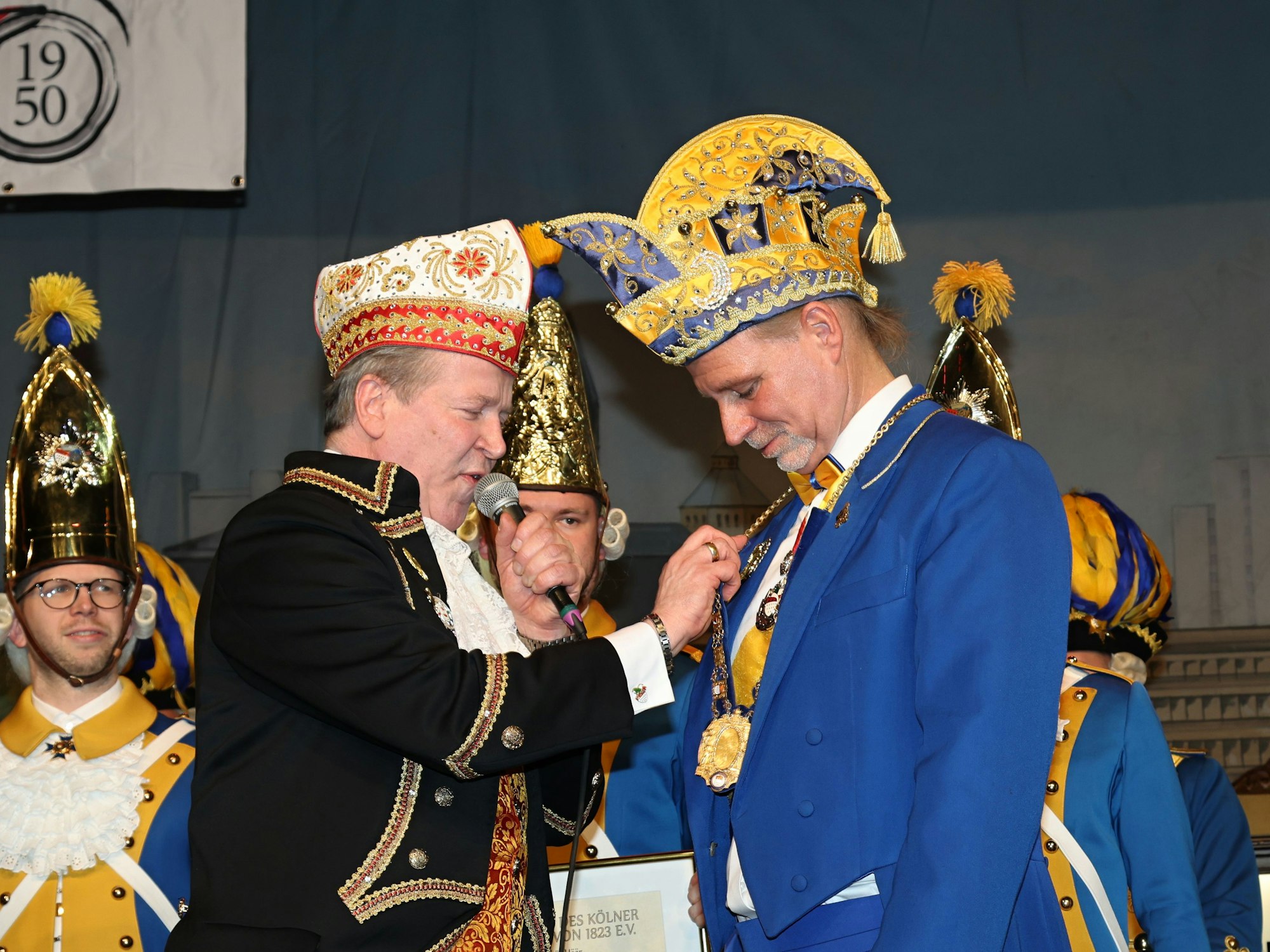 Christoph Kuckelkorn ehrt Marco Köhler.