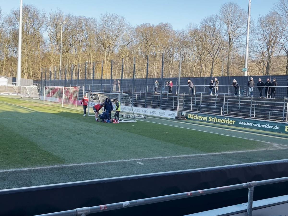 Trainingsszene beim 1. FC Köln: Jusuf Gazibegovic liegt verletzt am Boden.
